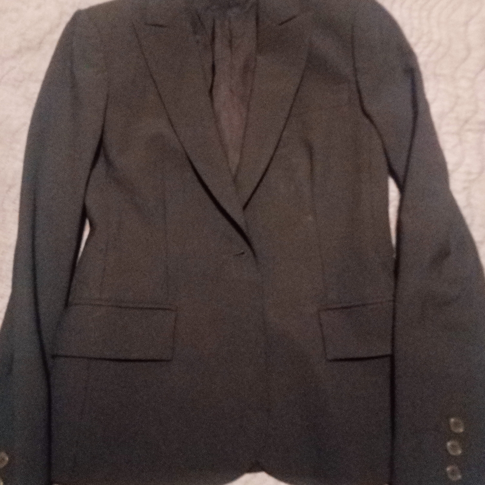 Sophisticated Black Suit Jacket with Notched Lapels and Fitted Silhouette